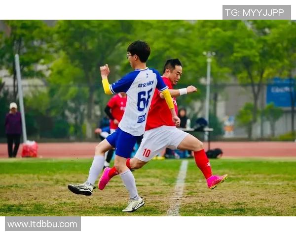 足球巨星们的精彩瞬间合影集锦展现球场之外的友谊与激情 足球巨星们的精彩瞬间合影集锦展现球场之外的友谊与激情